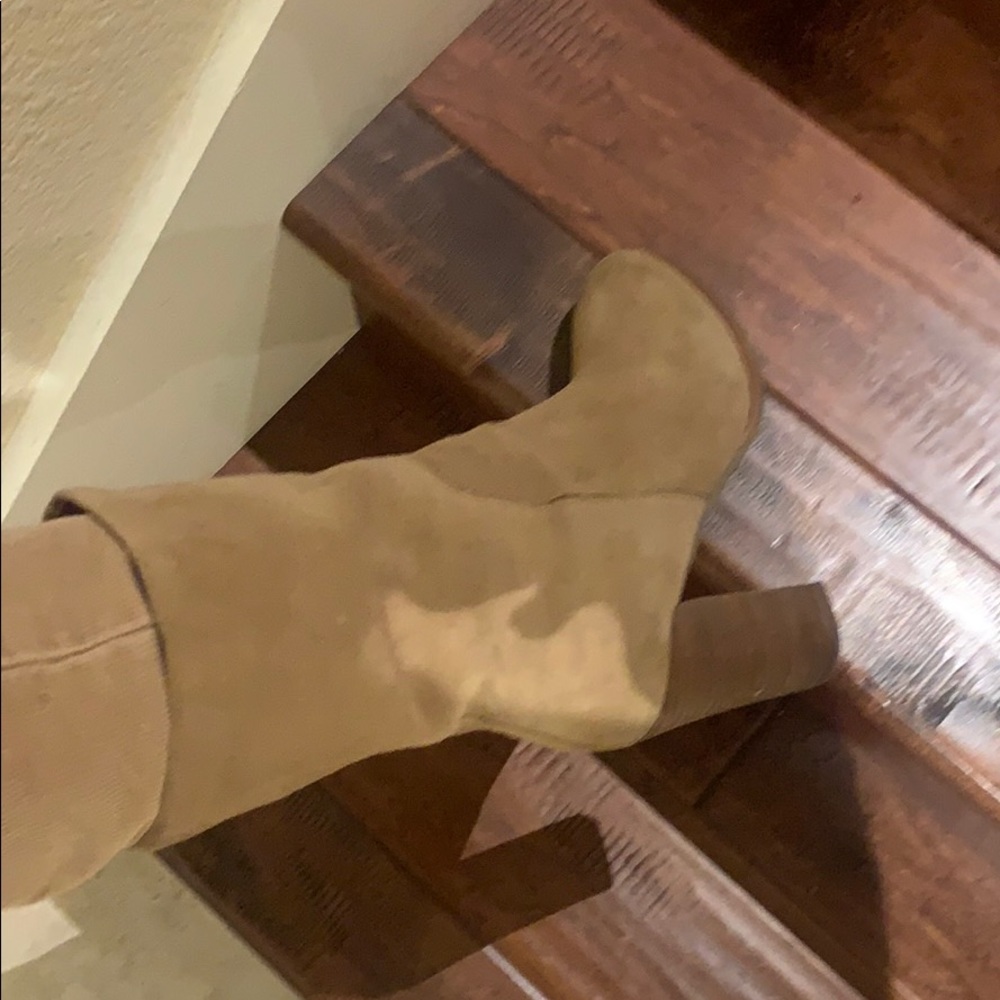 Beautiful suede boots 👢 in camel
